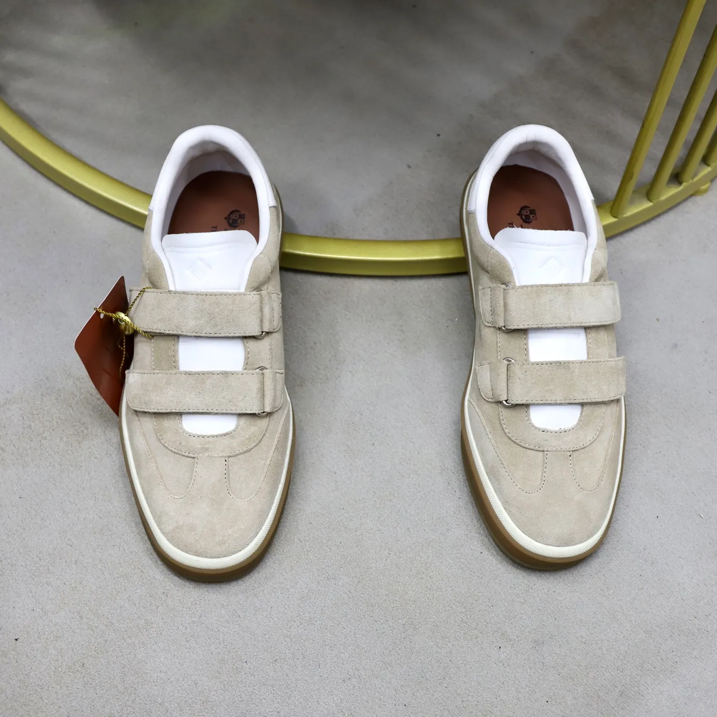 Ex-factory price: 560💰Loro Riana men’s moral training sneakers! Made from high-quality materials and designed in a low-cut silhouette, it offers an elegant and stylish look that's suitable for year-round wear. The unique double-layer sole aesthetic design, caramel cup-shaped outsole is decorated with off-white rubber trim, creating an attractive color combination. Pair with tailored pieces or jeans for a sophisticated yet casual look. The heel is decorated with soft cow leather tongue with Kummel color inserts and cotton laces with embossed LP logo. Upper: cow split suede stitching knitted fabric. Lining: original thickened soft sheepskin. Size: 38-39-40-41-42-43-44 (customized in 45.46)